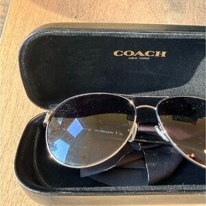 Coach HC7055 Aviator Sunglasses Gold Frame Gradient Lenses w Case and Lens wipe